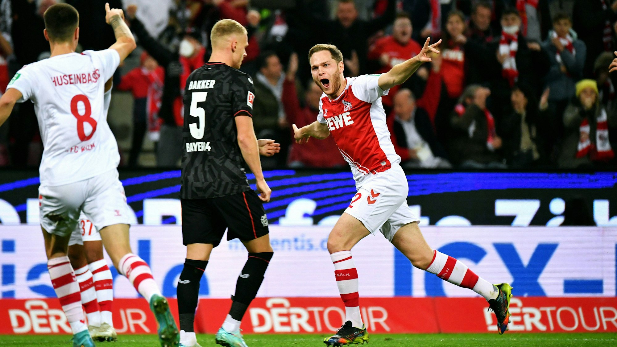 Benno Schmitz jubelt nach dem er gegen Leverkusen ein Tor geschossen hat.