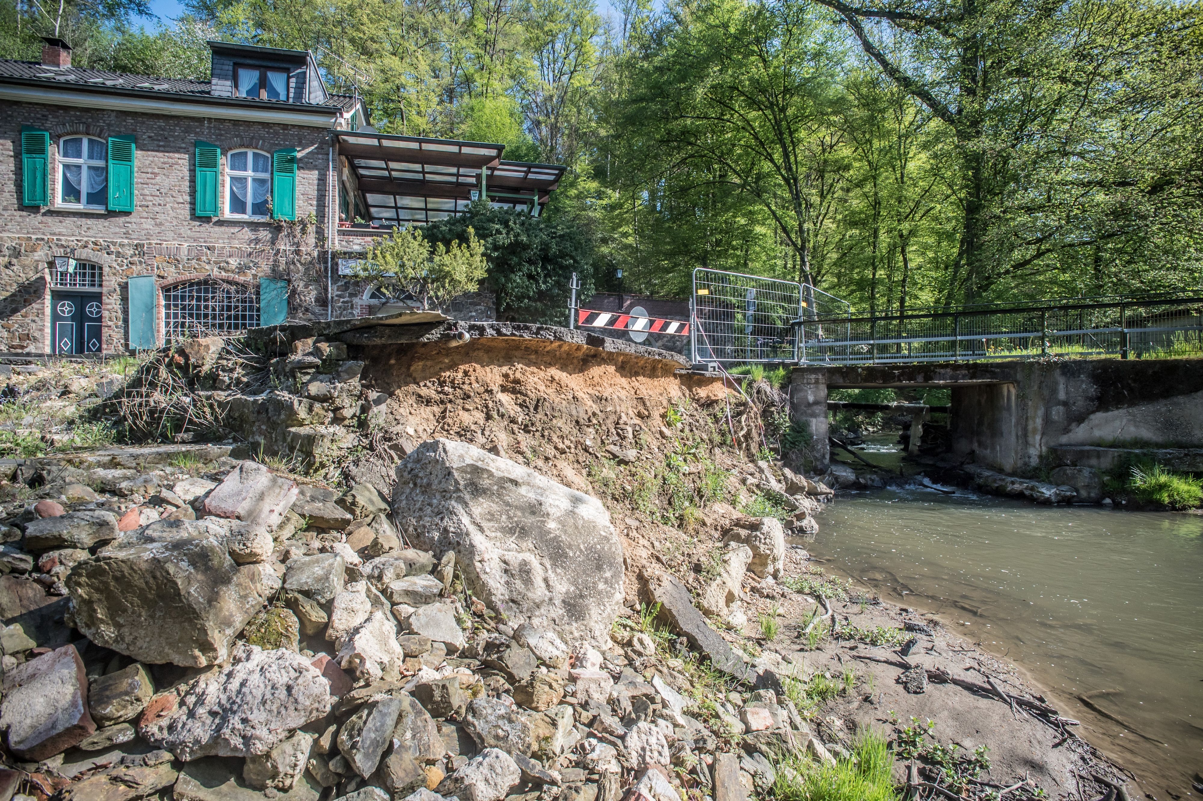 Murbach-Flutschaden an der Wietscher Mühle in Leichlingen. Brücke wird von der Stadt Leverkusen erneuert. Foto: Ralf Krieger