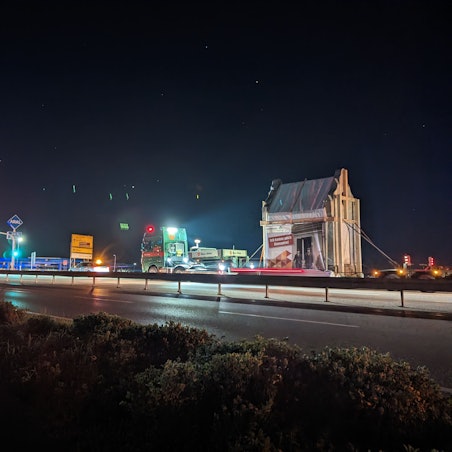 Ein Schwertransport brachte das Bürvenicher Trafohäuschen zum Freilichtmuseum nach Kommern.