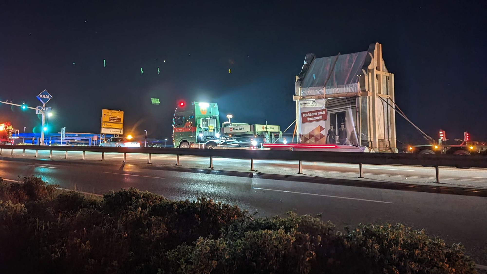 Ein Schwertransport brachte das Bürvenicher Trafohäuschen zum Freilichtmuseum nach Kommern.
