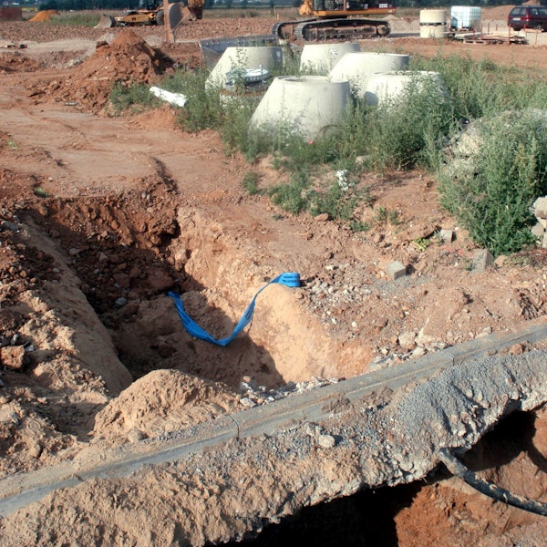 Ein Bagger steht in einem Baugebiet in Euskirchen-Flamersheim.