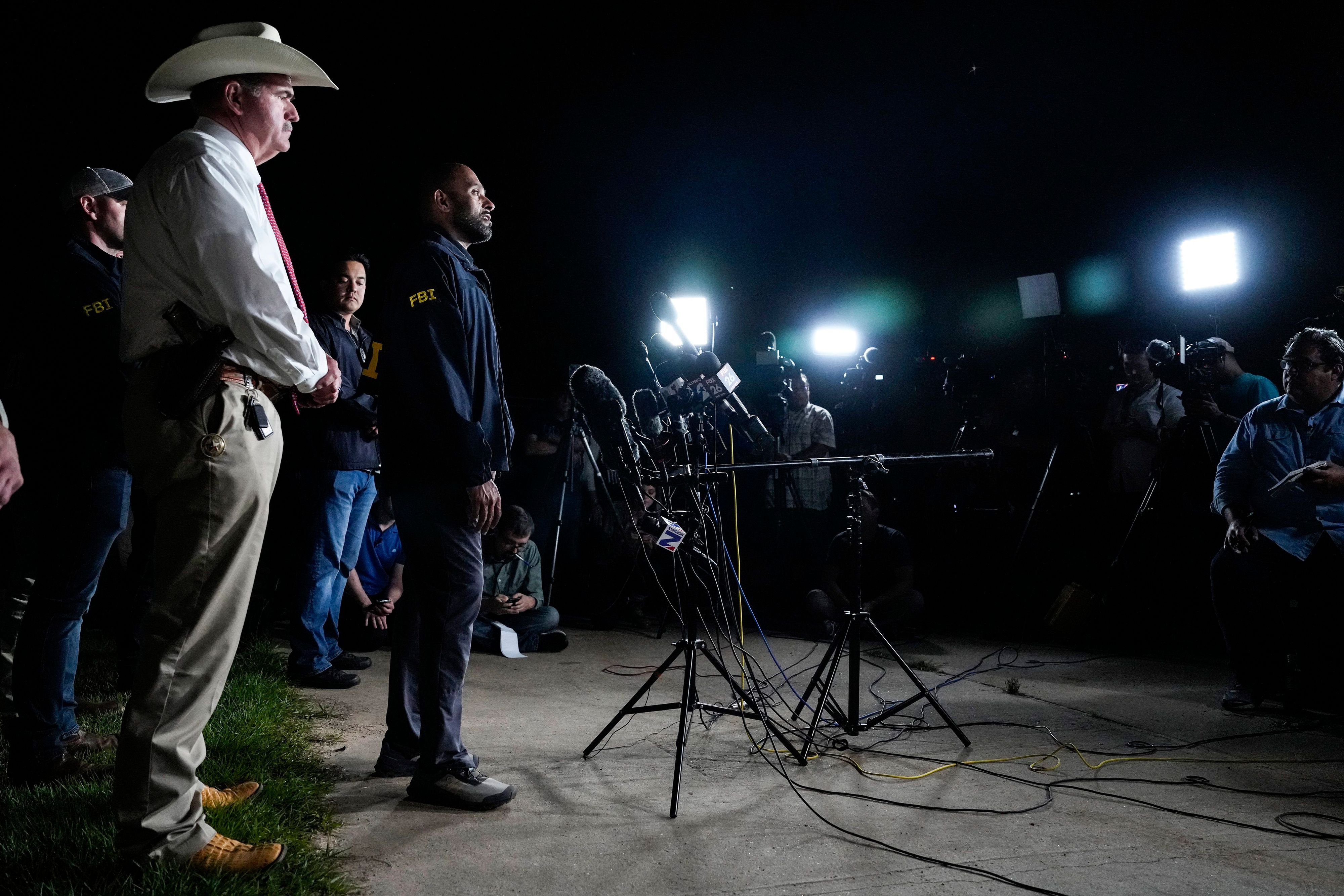 San Jacinto County Sheriff Greg Capers und Special Agent in Charge Jimmy Paul sprechen mit Medienvertretern.