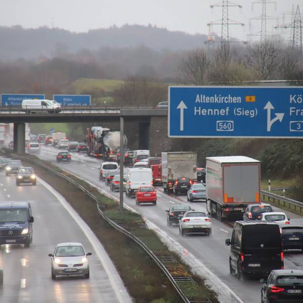 Aufgrund der Sperrung der Autobahn 3 vor dem Siebengebirge staut sich die Straße mit Autos und LKW.