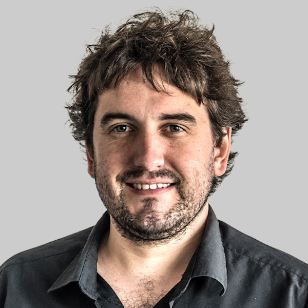 Ein Straßenmusiker spielt in der Fußgängerzone auf seiner Gitarre und singt.