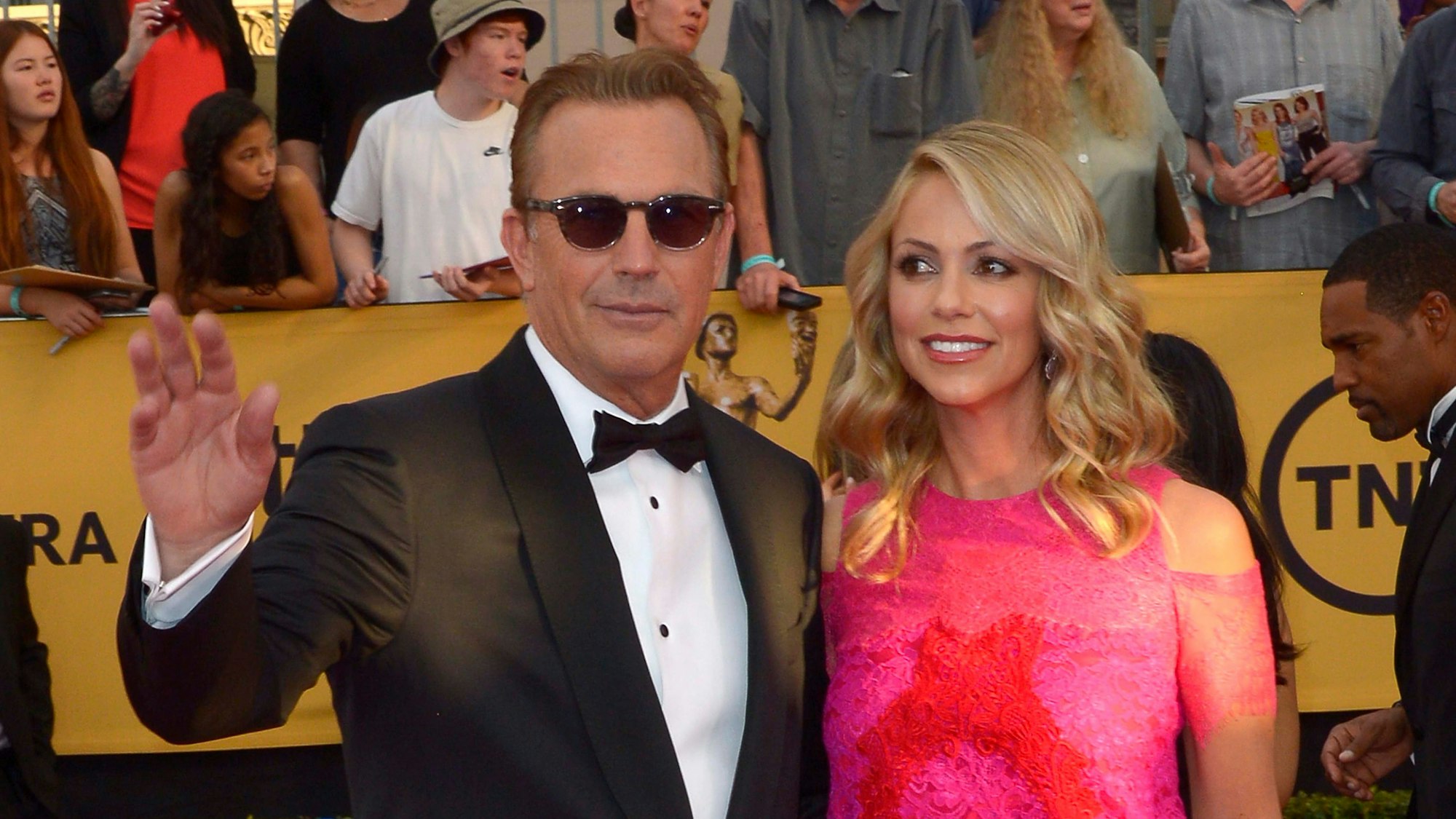 Kevin Costner (L) und Christine Baumgartner bei den Oscars.