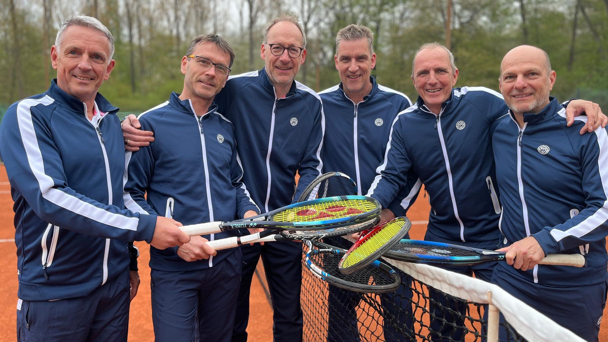 Die Herren 50 des TC RW Euskirchen schauen in die Kamera und halten dabei jeweils einen Tennisschläger ins Bild.