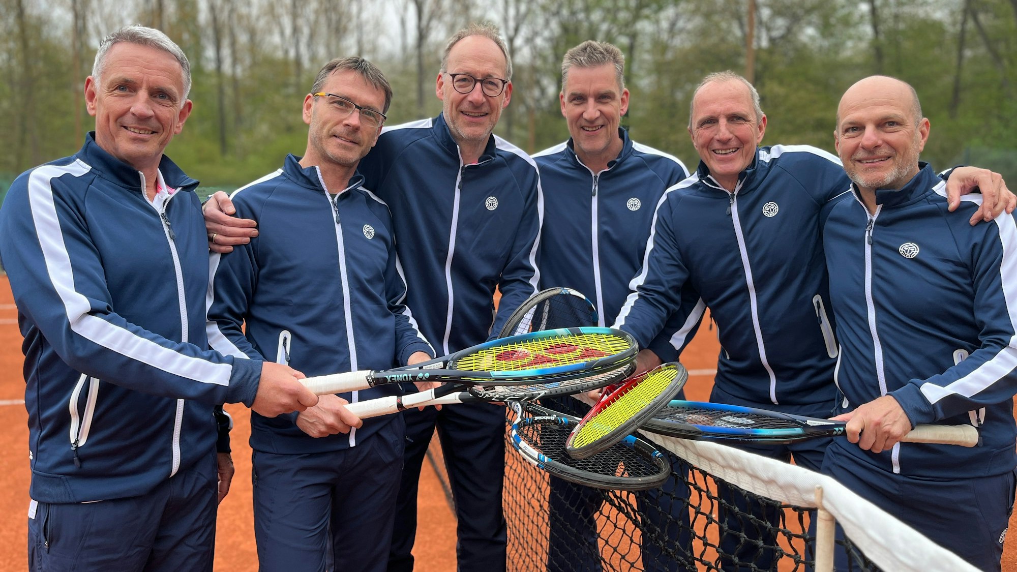 Die Herren 50 des TC RW Euskirchen schauen in die Kamera und halten dabei jeweils einen Tennisschläger ins Bild.