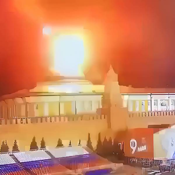 Dieses Bild einer Überwachungskamera in Moskau soll angeblich einen ukrainischen Drohnenangriff auf den Kreml zeigen. Kiew weist die Anschuldigungen aus Moskau vehement zurück.