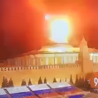 Dieses Bild einer Überwachungskamera in Moskau soll angeblich einen ukrainischen Drohnenangriff auf den Kreml zeigen. Kiew weist die Anschuldigungen aus Moskau vehement zurück.