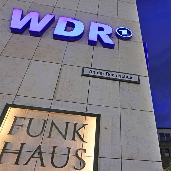 Ein Logo des WDR (Westdeutscher Rundfunk) hängt am Funkhaus Wallrafplatz in Köln.