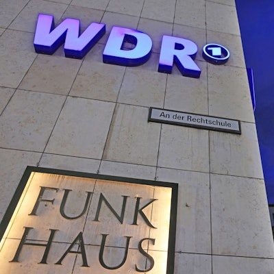 Ein Logo des WDR (Westdeutscher Rundfunk) hängt am Funkhaus Wallrafplatz in Köln.