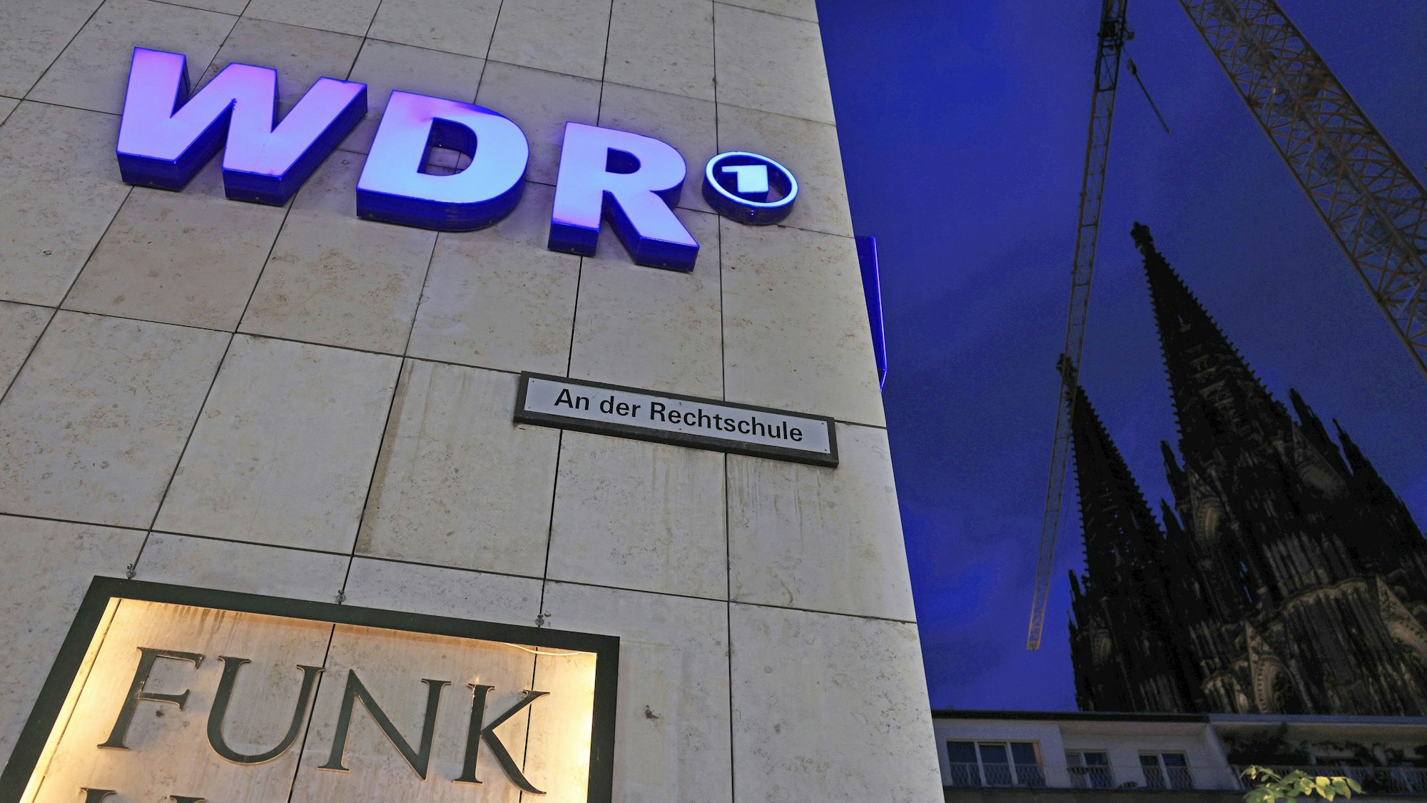 Ein Logo des WDR (Westdeutscher Rundfunk) hängt am Funkhaus Wallrafplatz in Köln.