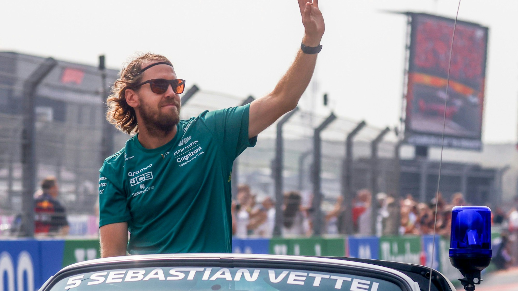 Sebastian Vettel winkt den Fans