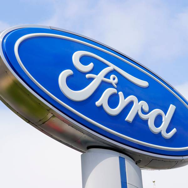 ARCHIV - 26.04.2022, USA, Springfield: Ein Ford-Schild steht an einem Autohaus.