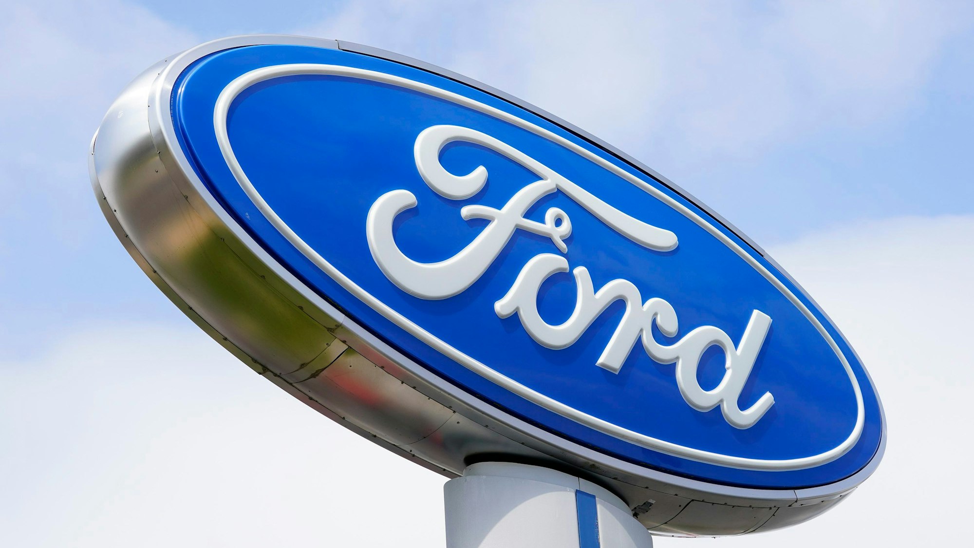 ARCHIV - 26.04.2022, USA, Springfield: Ein Ford-Schild steht an einem Autohaus.