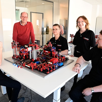 Bei Unitechnik führt mit Wolfgang Cieplik auch einer der Chefs die Besucher durch das Unternehmen, wie hier durch die Ausbildungswerkstatt für Fachinformatiker.