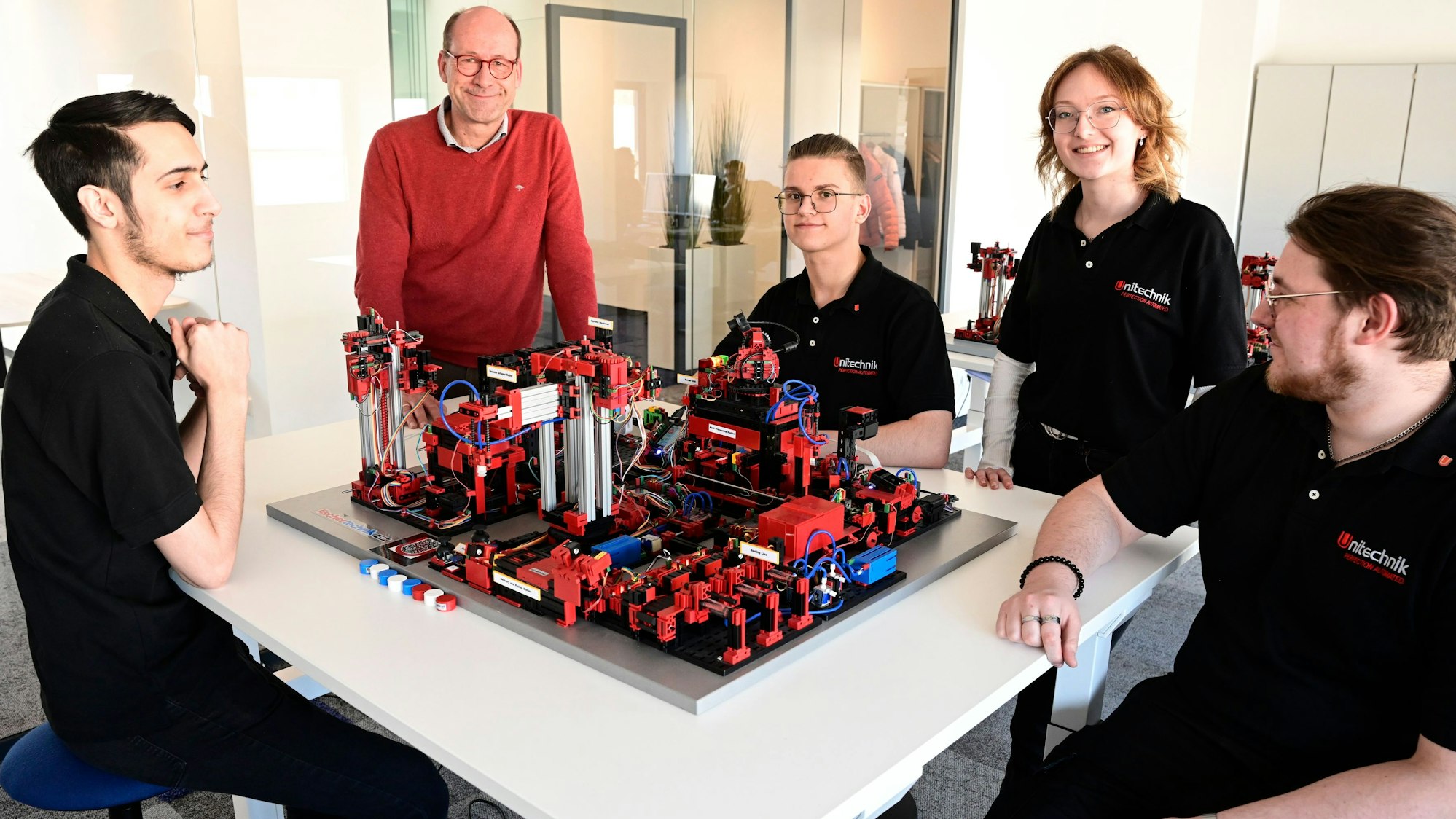 Bei Unitechnik führt mit Wolfgang Cieplik auch einer der Chefs die Besucher durch das Unternehmen, wie hier durch die Ausbildungswerkstatt für Fachinformatiker.