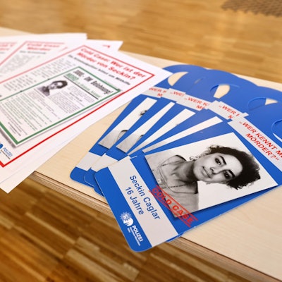 Die Flyer mit dem Bild der Getöteten hängen in KVB-Bahnen.