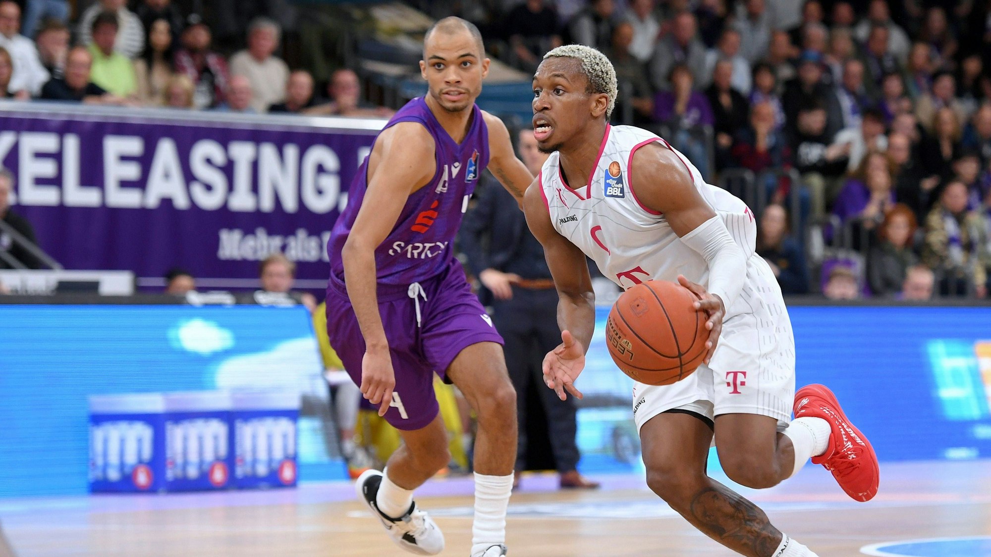 TJ Shorts bringt den Ball nach vorne.