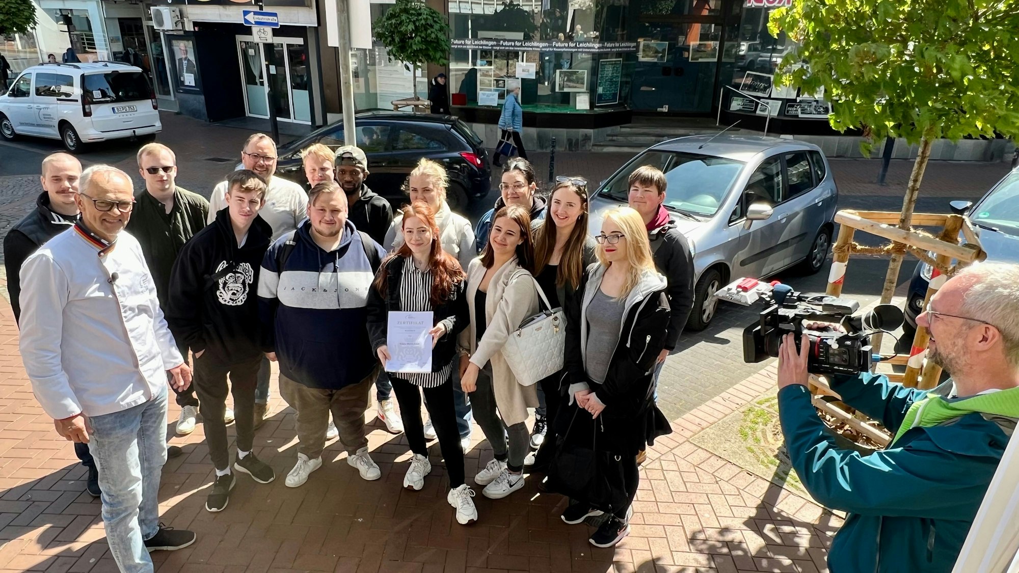 Angehende Bäckerinnen und Bäcker des Berufskollegs Bergisch Gladbach mit Brotprüfer Karl-Ernst Schmalz