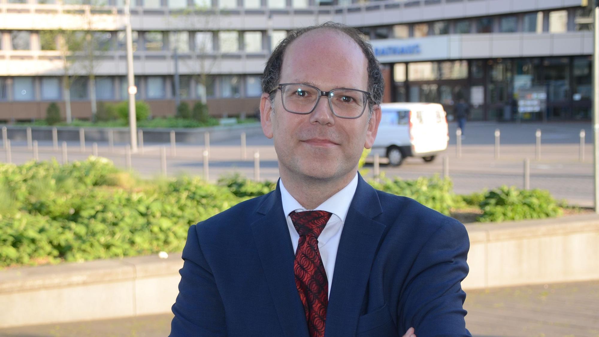 Hans-Michael Diller im Anzug und mit verschränkten Armen.