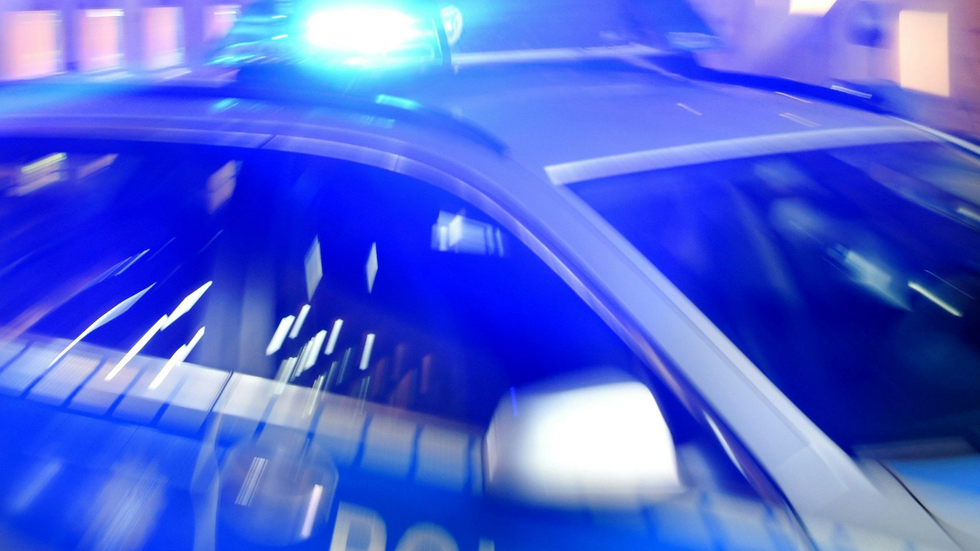 Das Blaulicht eines Einsatzwagens leuchtet.