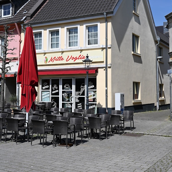 Das Bild zeigt eine Eisdiele in Bedburg, die seit der Razzia geschlossen ist.