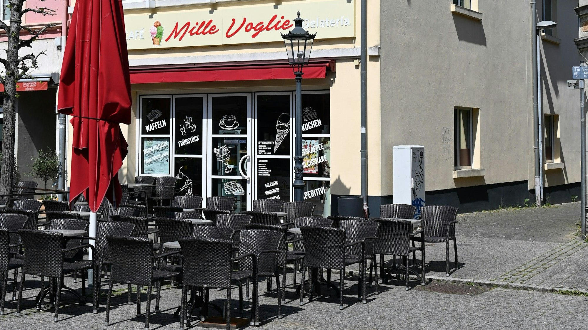 Das Bild zeigt eine Eisdiele in Bedburg, die seit der Razzia geschlossen ist.