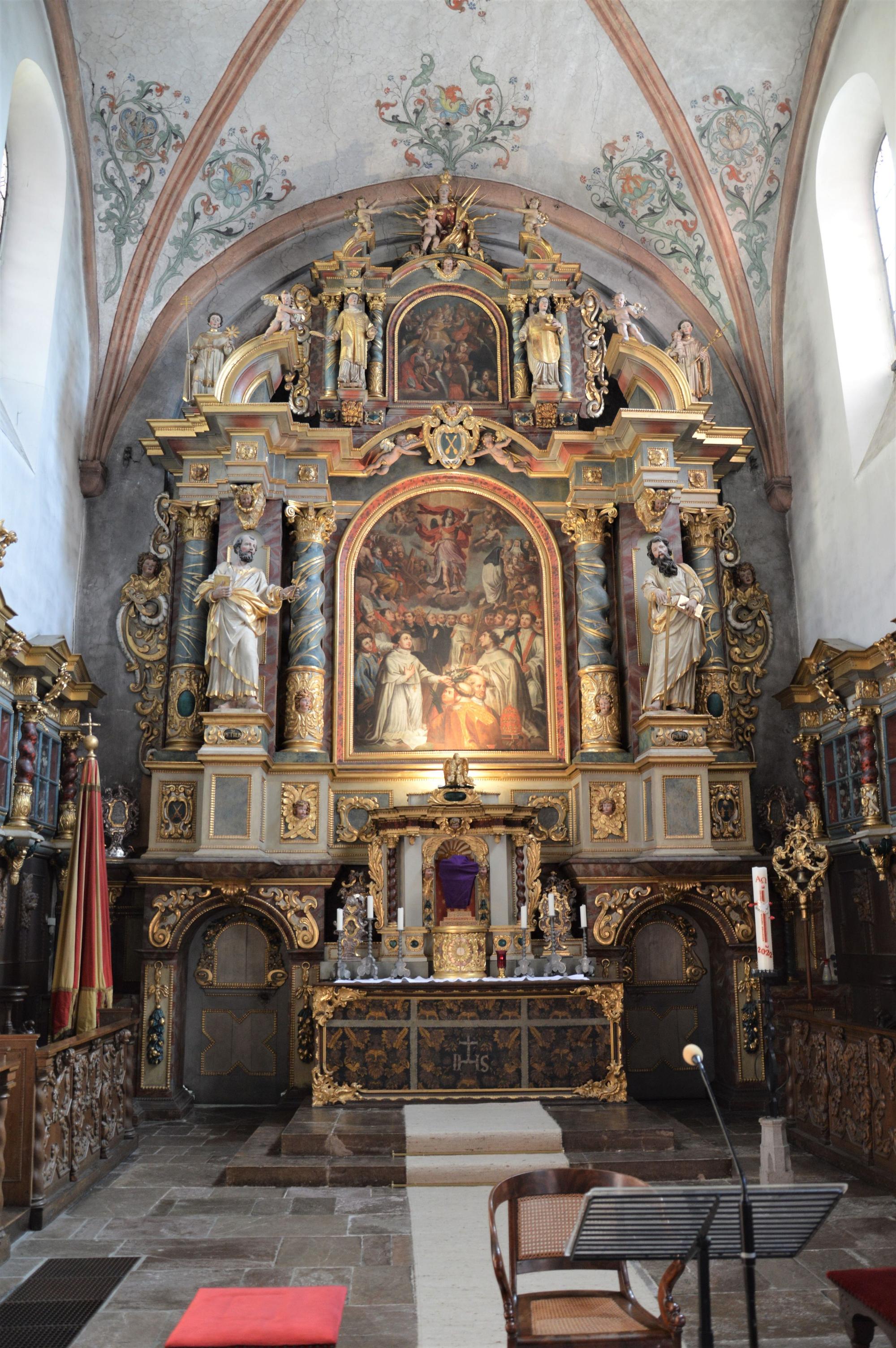 Ein Hochalter der Klosterkirche, der aus der Barockzeit stammt und dementsprechend prunkvoll verziert ist.