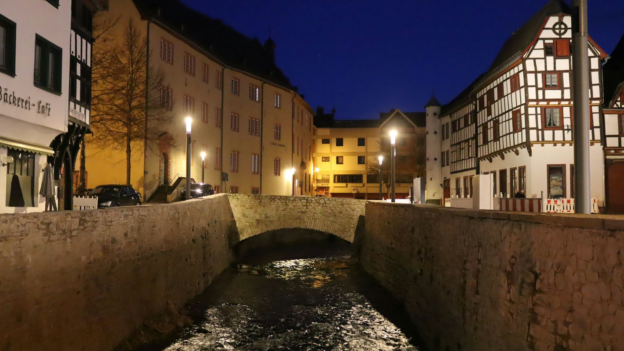 Die Innenstadt von Bad Münstereifel in der blauen Stunde.