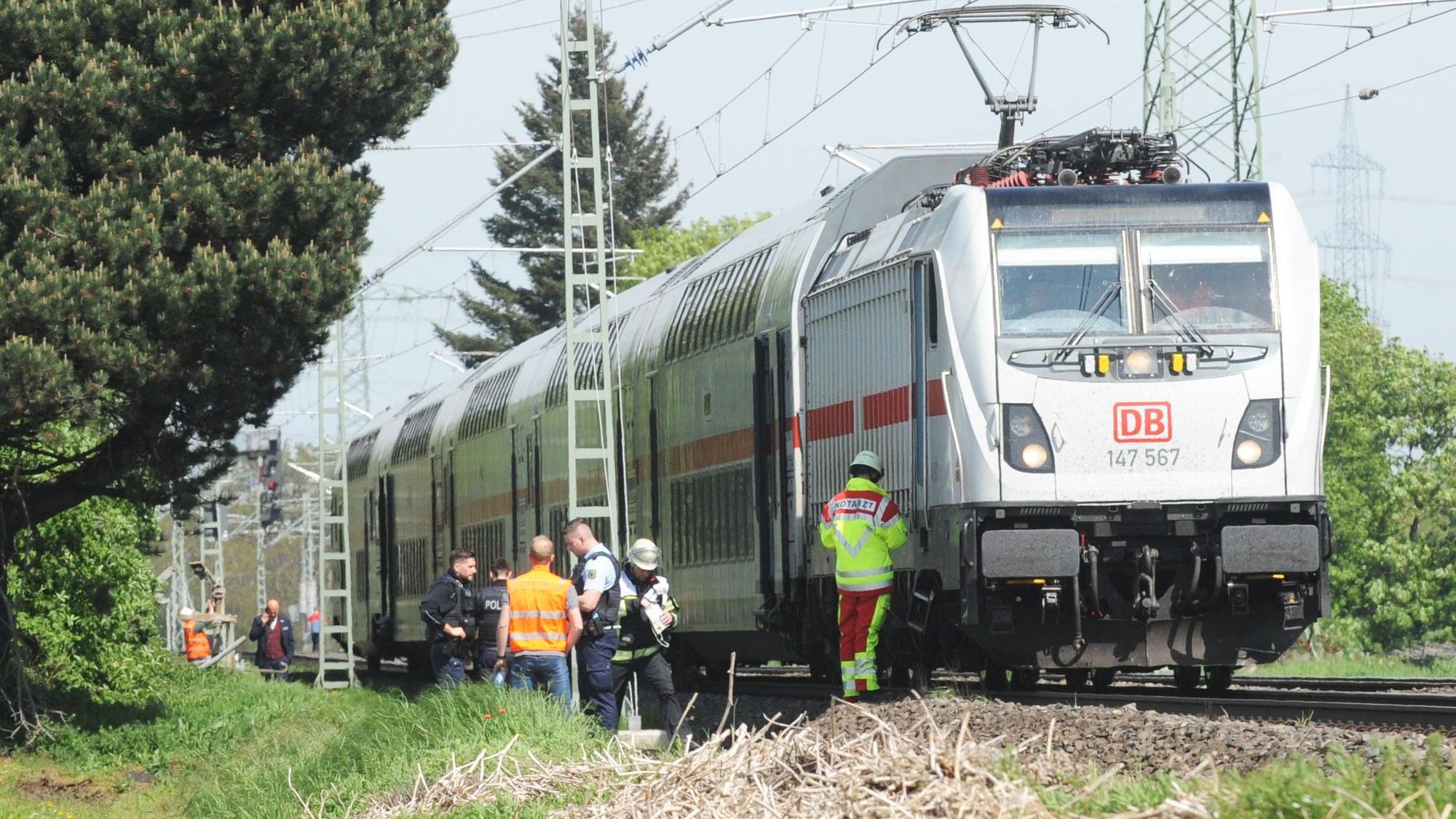 Das Bild zeigt einen stehenden Zug und mehrere Personen vom Rettungsdienst.