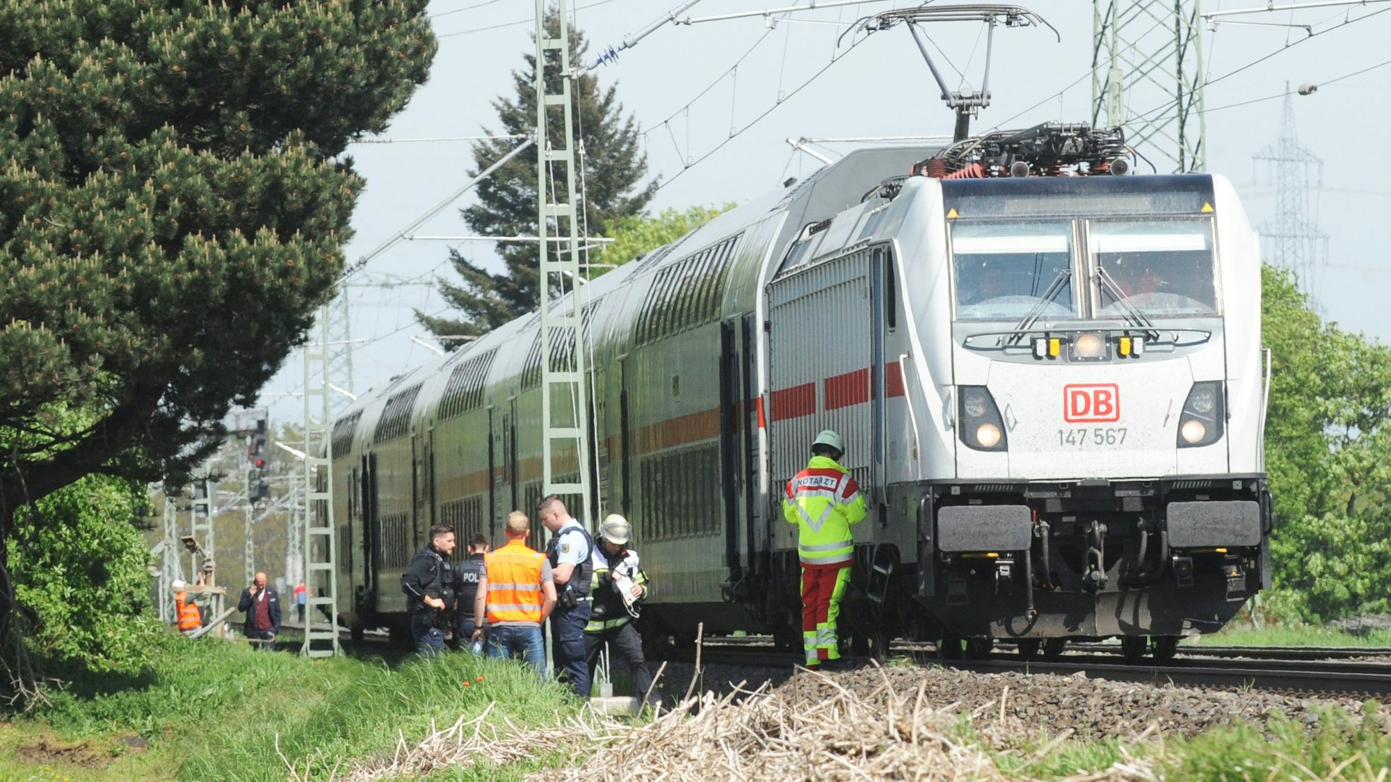 Das Bild zeigt einen stehenden Zug und mehrere Personen vom Rettungsdienst.
