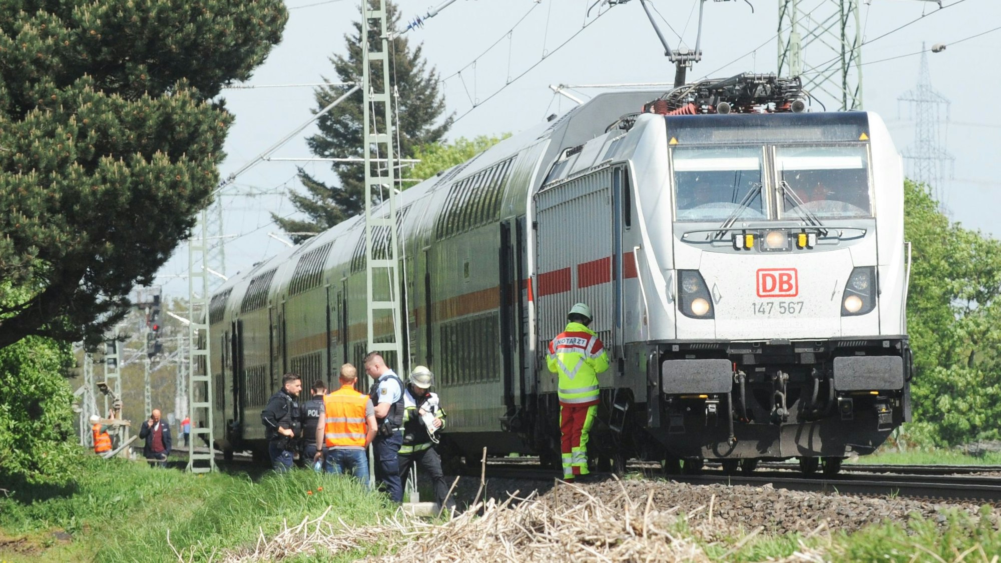 Das Bild zeigt einen IC auf den Gleisen und mehrere Personen des Rettungspersonals.