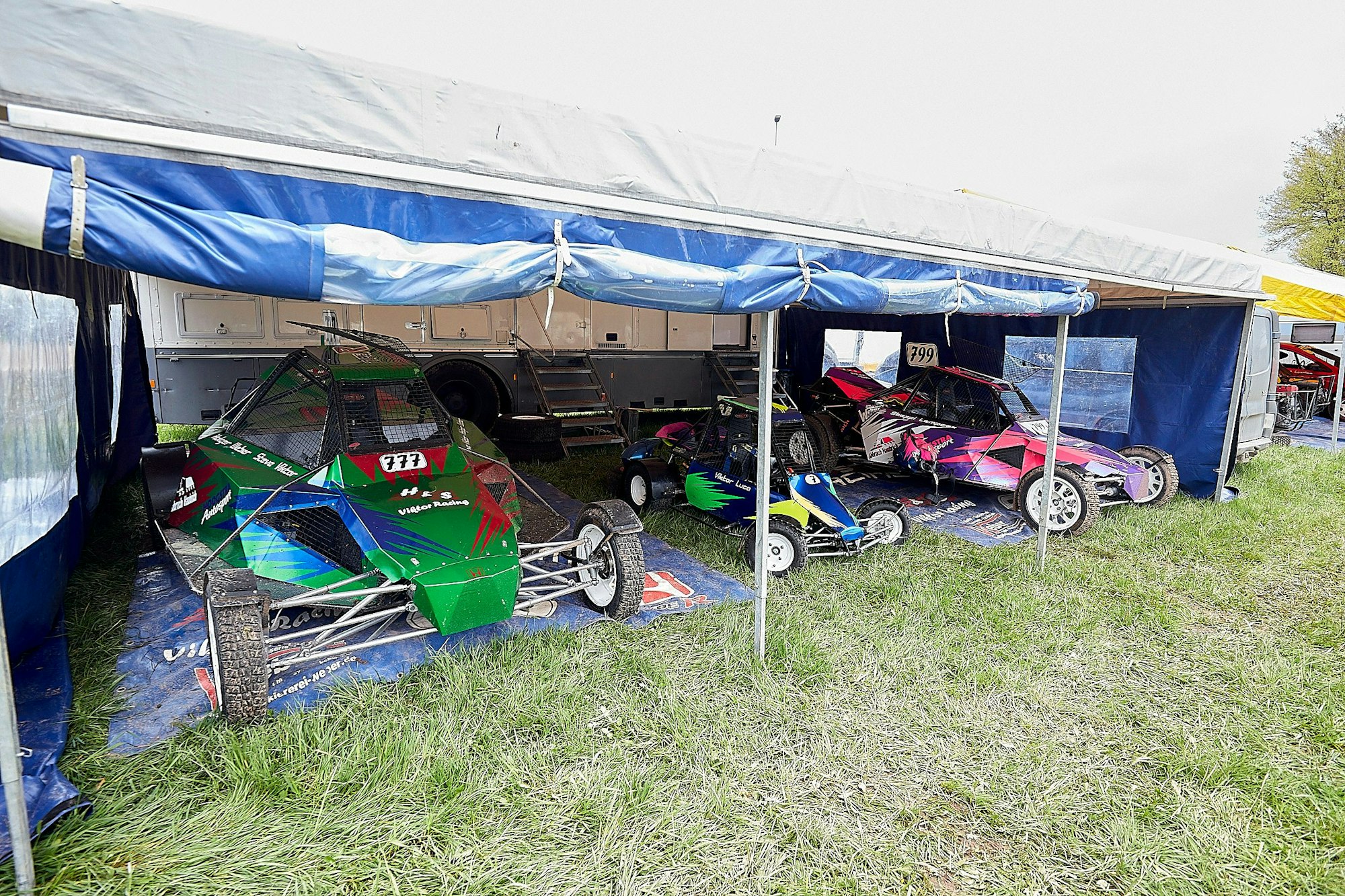 Auf ihren Einsatz warteten die Autos in einem Zelt im Fahrerlager.