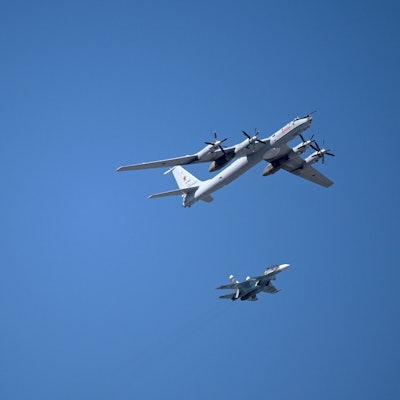 Ein russisches Militärflugzeug vom Typ Tupolew Tu-142 fliegt am Himmel gemeinsam mit einer Sukhoi Su-30SM. (Symbolbild)