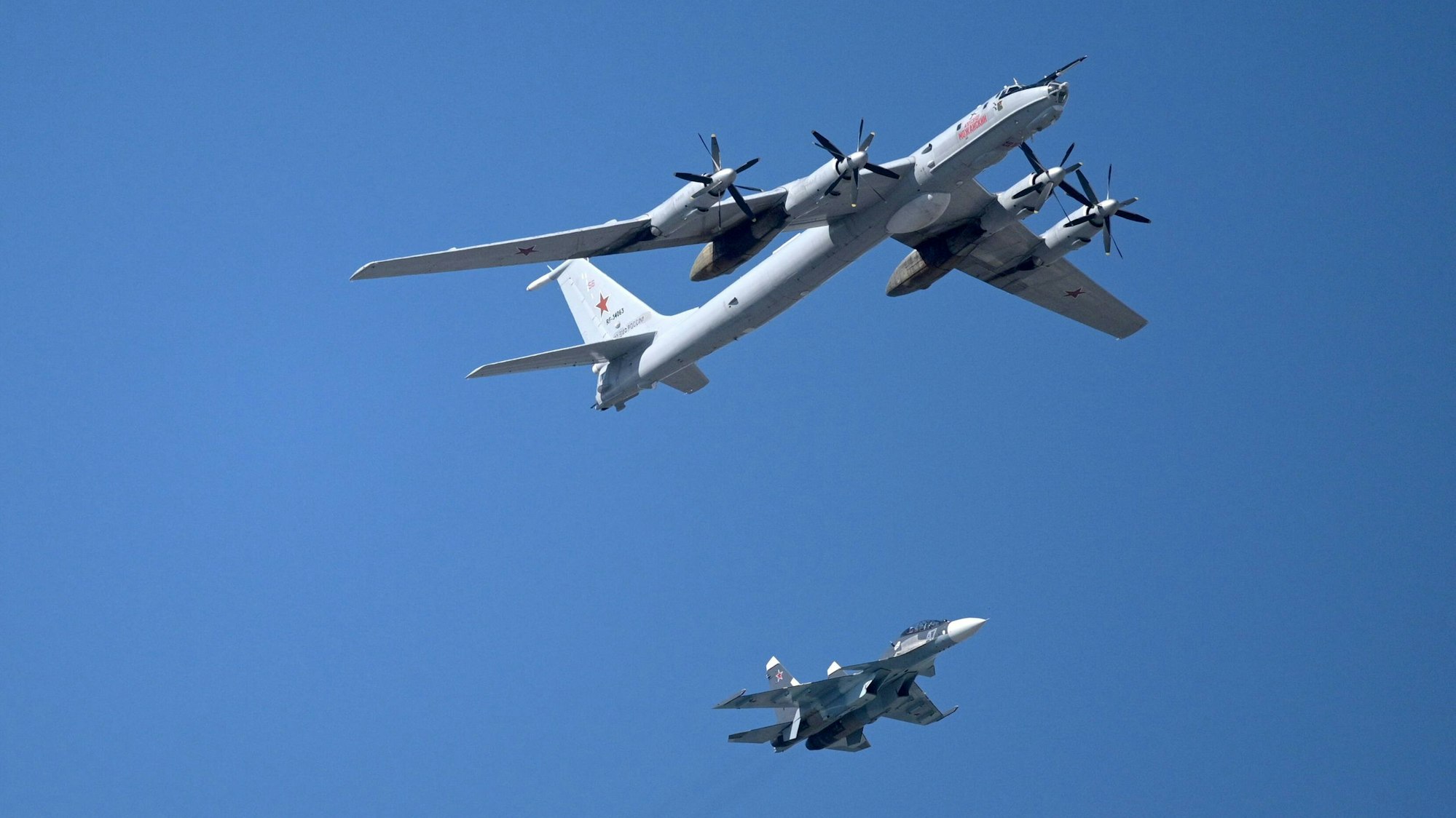 Ein russisches Militärflugzeug vom Typ Tupolew Tu-142 fliegt am Himmel gemeinsam mit einer Sukhoi Su-30SM. (Symbolbild)