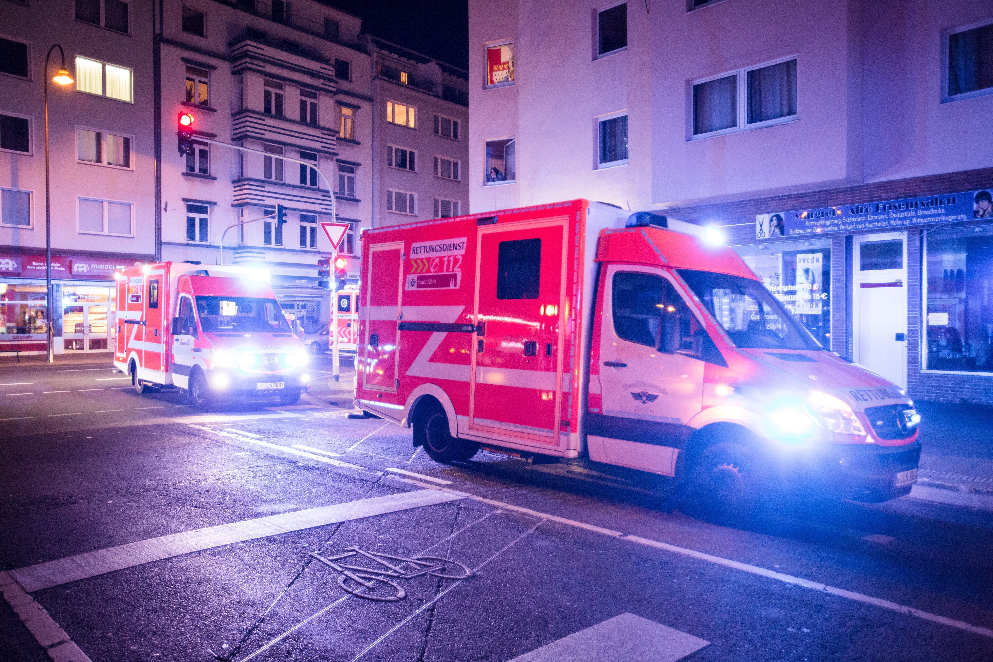 Feuerwehrautos fahren hintereinander über eine Straße. (Symbolbild)
