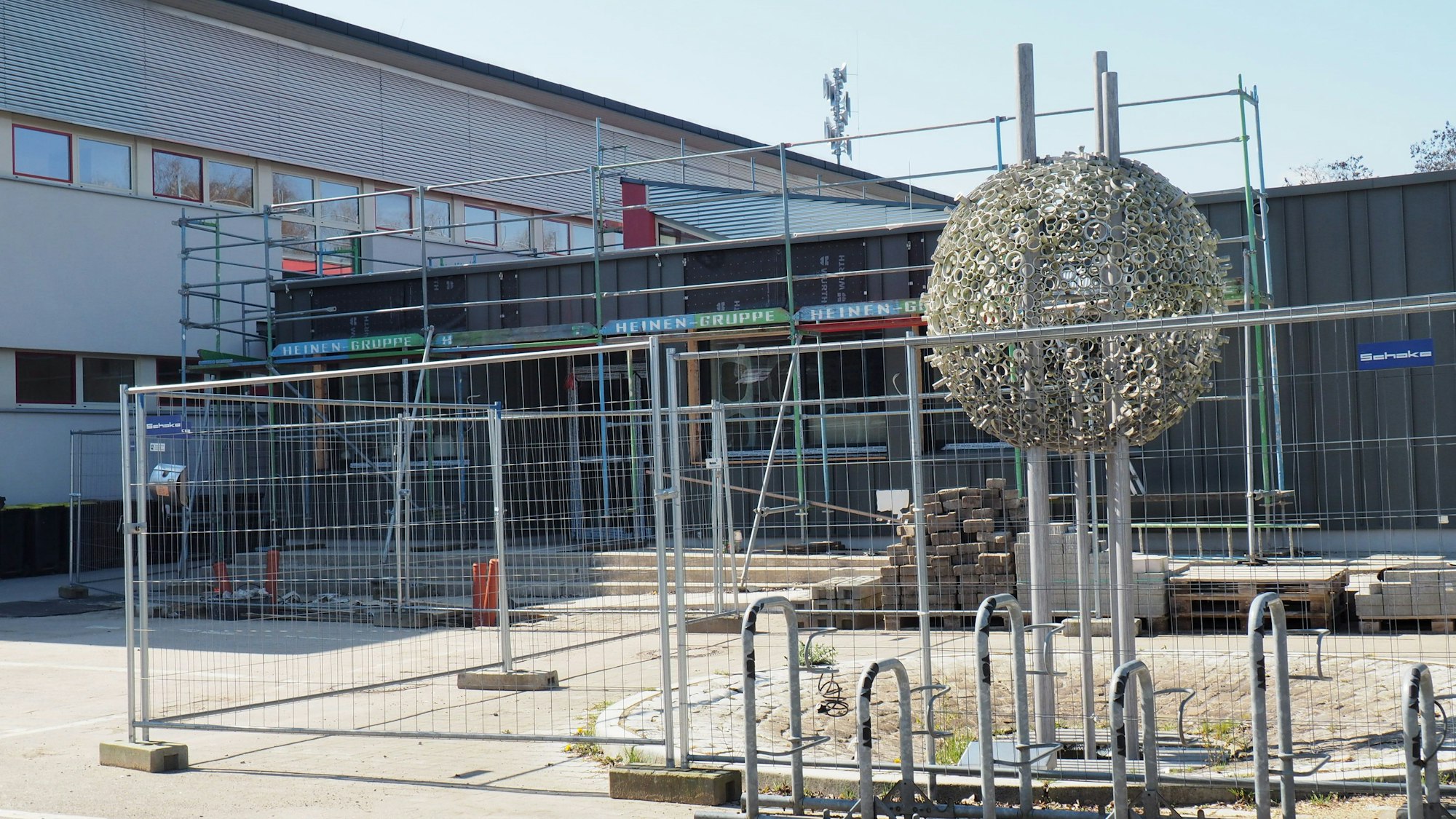 Es sind die Arbeiten an der Horionschule zu sehen.