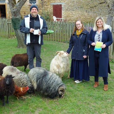 Es sind Bürgermeisterin Jennifer Meuren (rechts), Mitarbeiterin Michelle Karschat und Pädagoge Arnim Pietralla in Dollendorf zu sehen.