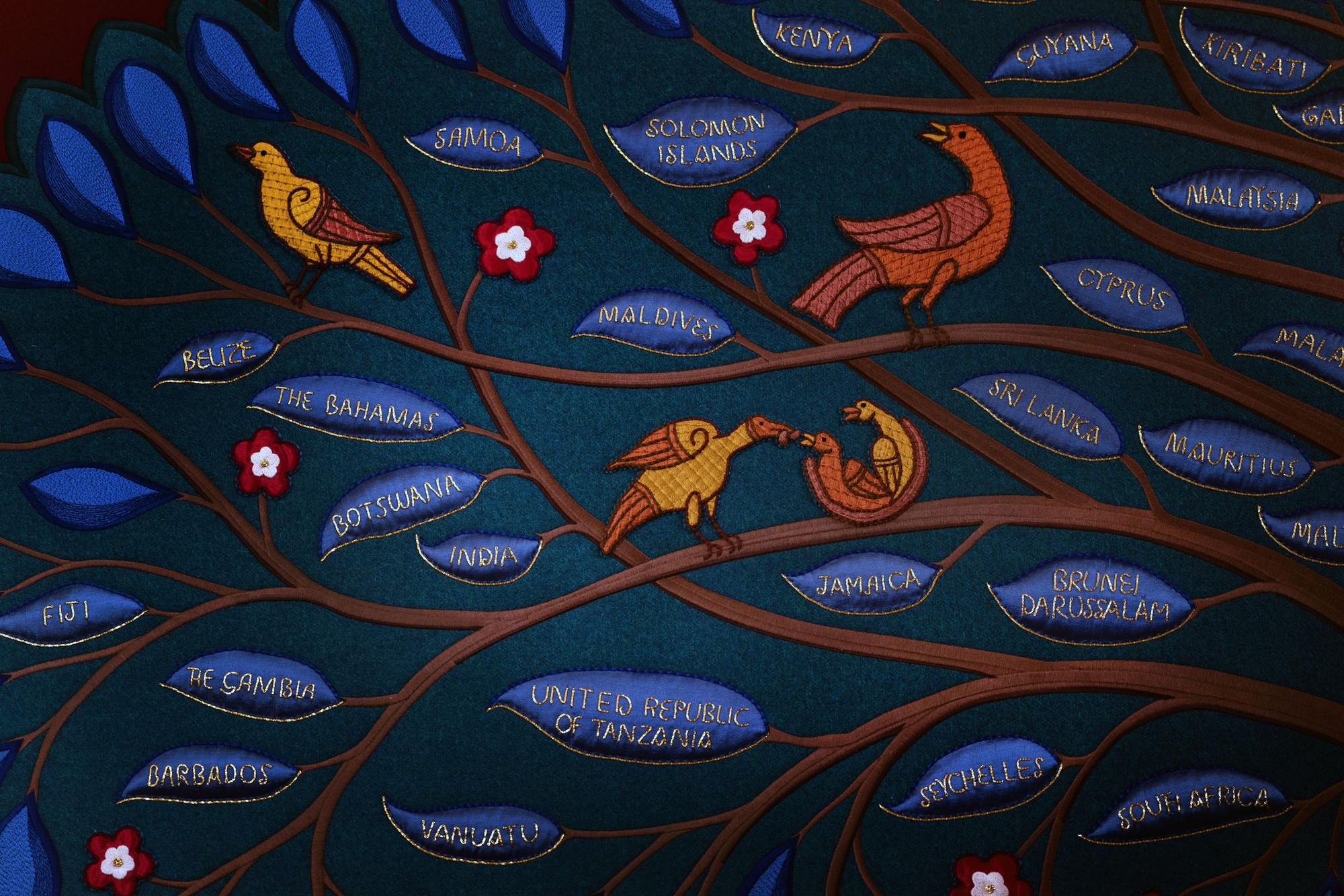 24.04.2023, Großbritannien, London: Detail der Namen einiger Commonwealth-Länder, die von der Royal School of Needlework auf den Salbungsschirm genäht wurden, der bei der Krönung von König Charles III. von Großbritannien verwendet wird und in der Chapel Royal im St. James's Palace in London steht.