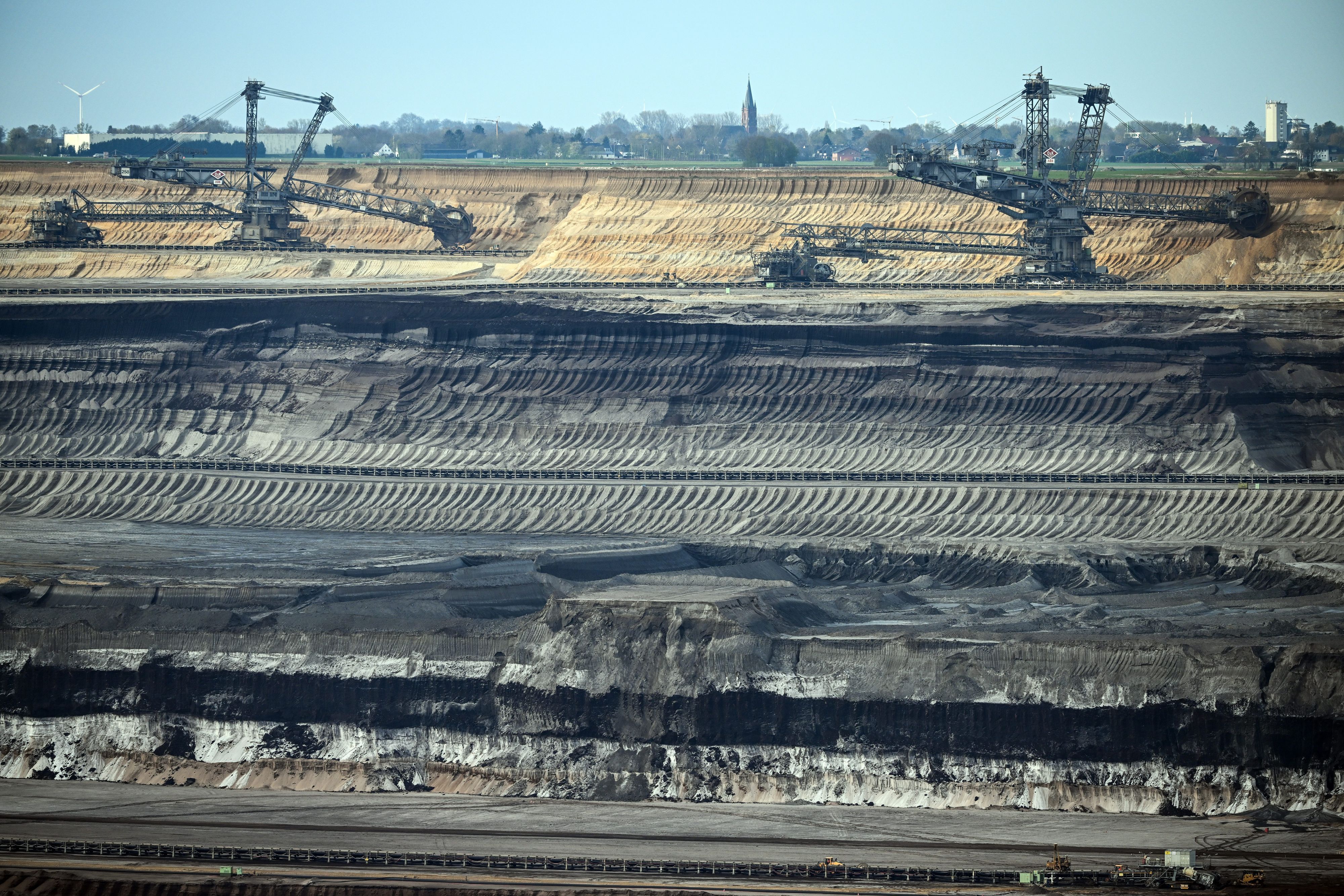 Bergbaumaschinen arbeiten im Braunkohletagebau Garzweiler.