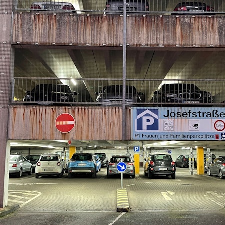 Es ist das Parkhaus Josefstraß zu sehen.