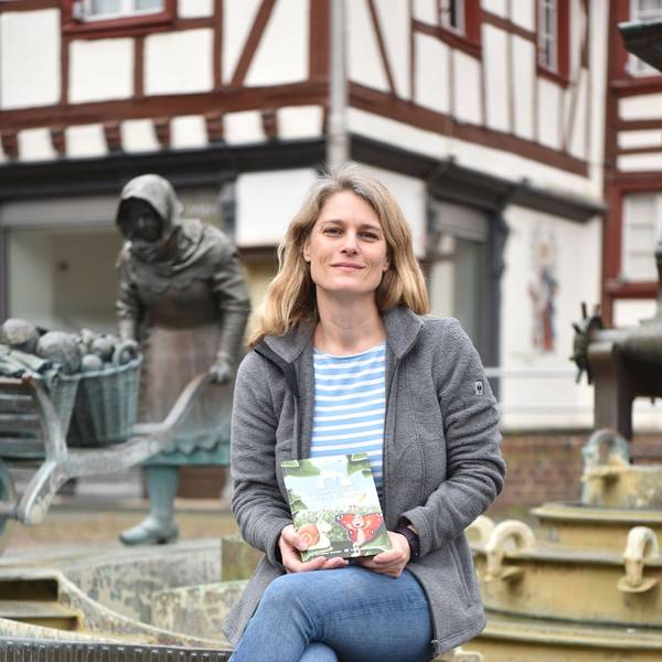 Es ist Eva Christina Wattler mit ihrem Buch zu sehen.