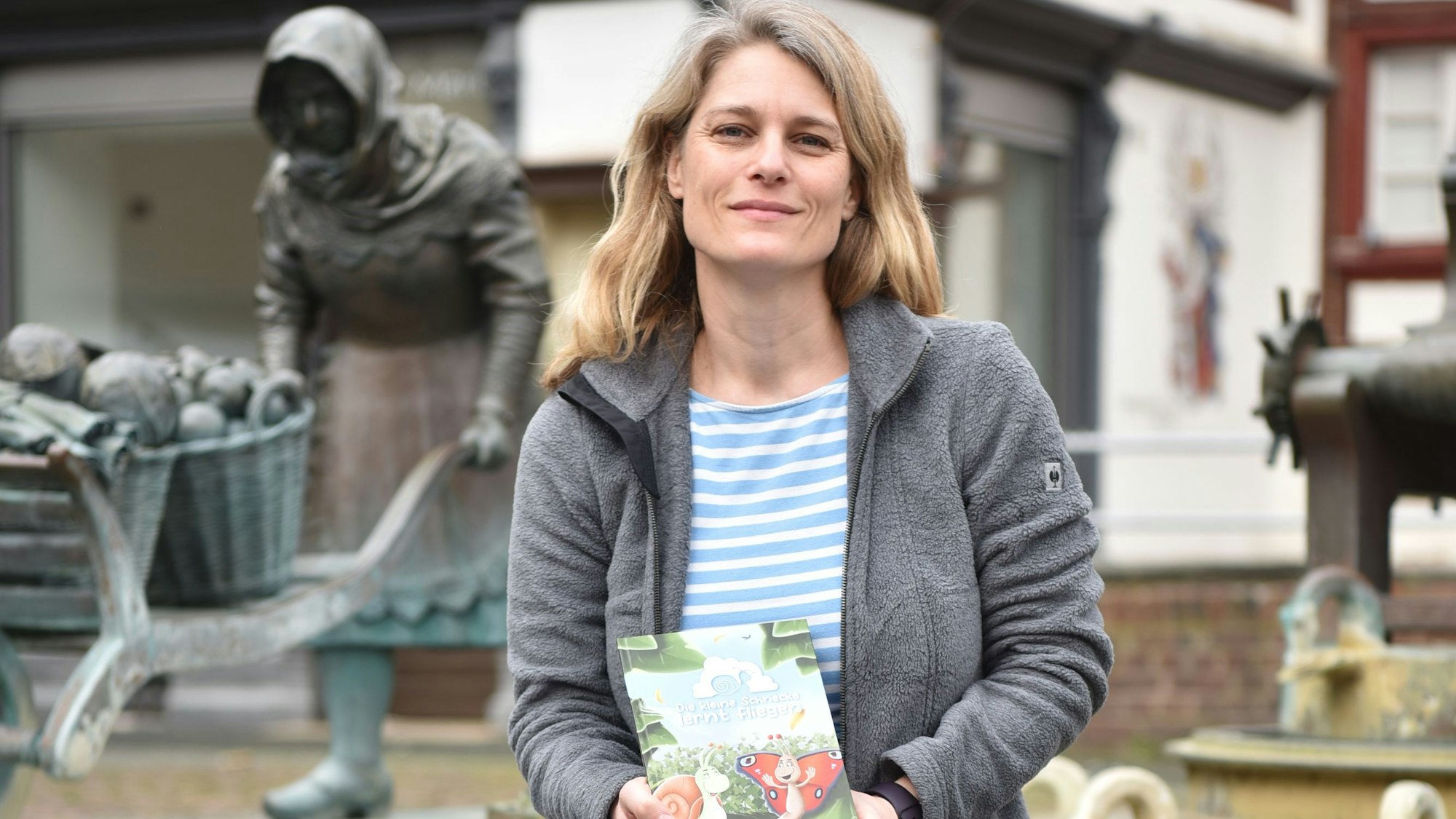 Es ist Eva Christina Wattler mit ihrem Buch zu sehen.