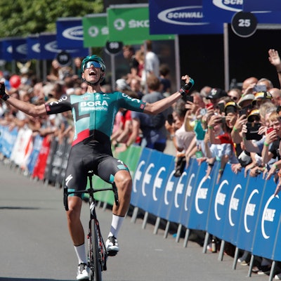 Ankunft im Rheinauhafen: Radprofi Nils Politt gewann den Radklassiker „Rund um Köln“ im vergangenen Jahr.