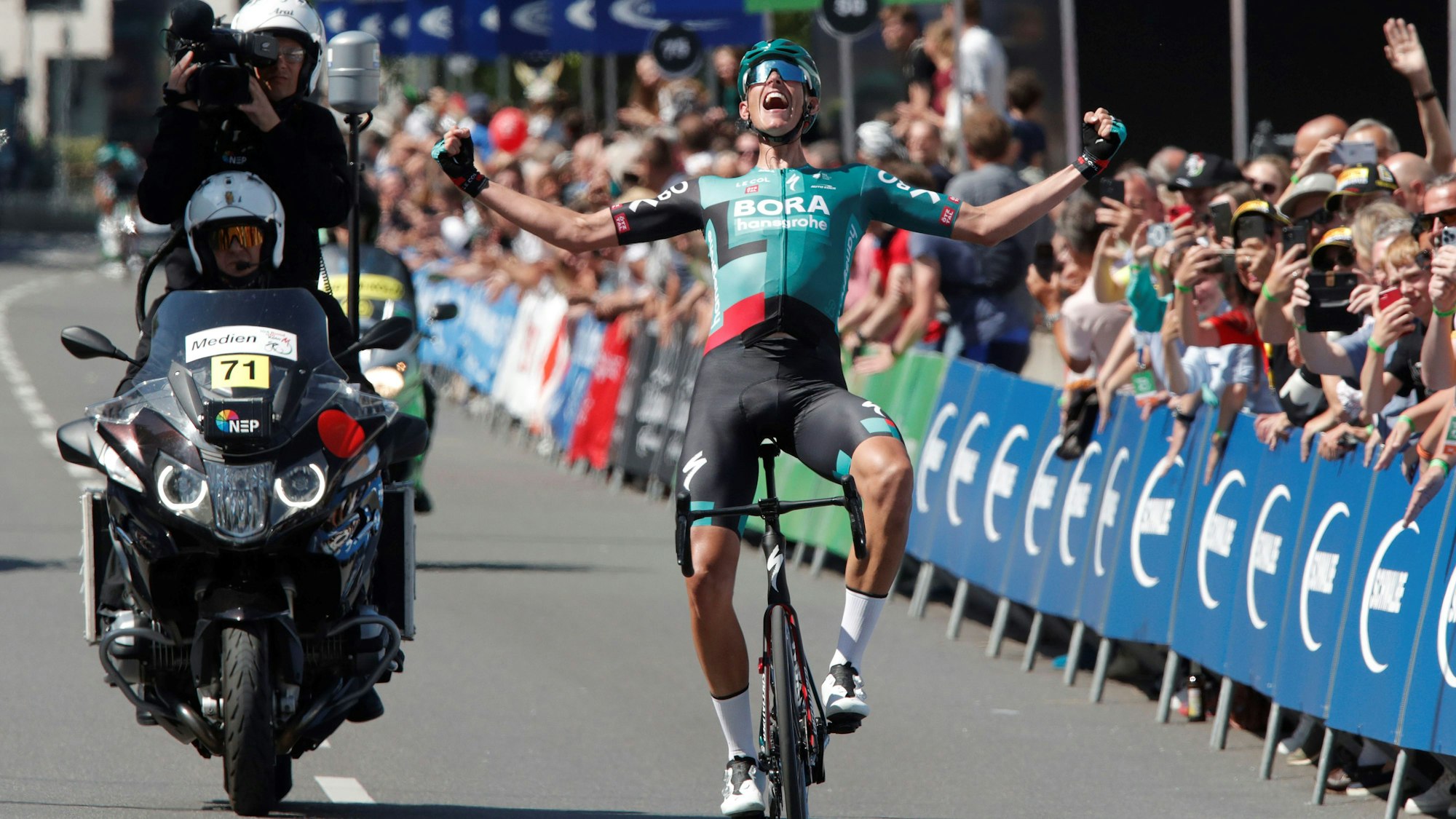 Ankunft im Rheinauhafen: Radprofi Nils Politt gewann den Radklassiker „Rund um Köln“ im vergangenen Jahr.