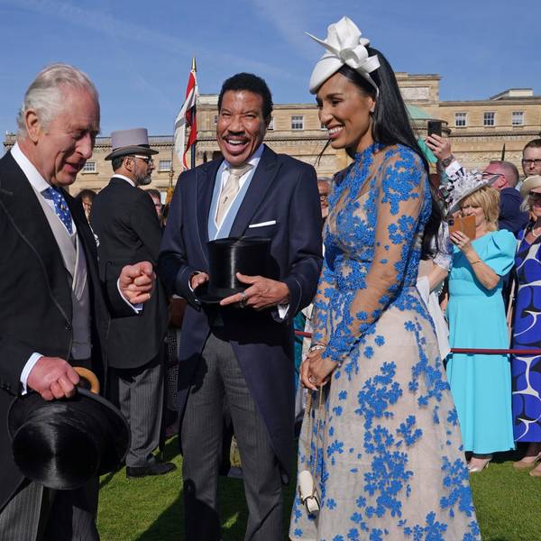 König Charles III. (l.) mit Lionel Richie und Lisa Parigi bei der Gartenparty im Buckingham Palast.