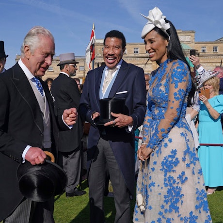König Charles III. (l.) mit Lionel Richie und Lisa Parigi bei der Gartenparty im Buckingham Palast.