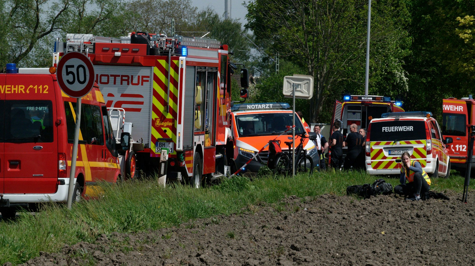 Zugunglück in Hürth-Kalscheuren: Rettungdienst und Feuerwehr sind mit einem Großaufgebot an der Unfallstelle im Einsatz.