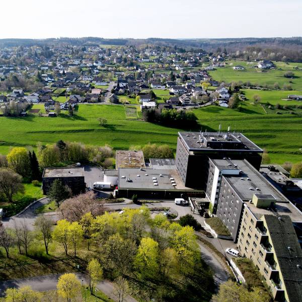Das Luftbild zeigt die ehemalige Eifelhöhen-Klinik in Marmagen und ein Teil des Ortes.